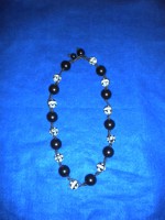 Collar de nudos con bolas negras