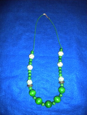 Collar de bolas verdes